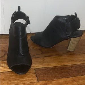 Size 7 women’s gap open toed heels
